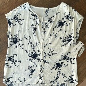 Treasure & Bond Short Sleeve Blue and White Floral Blouse, size S